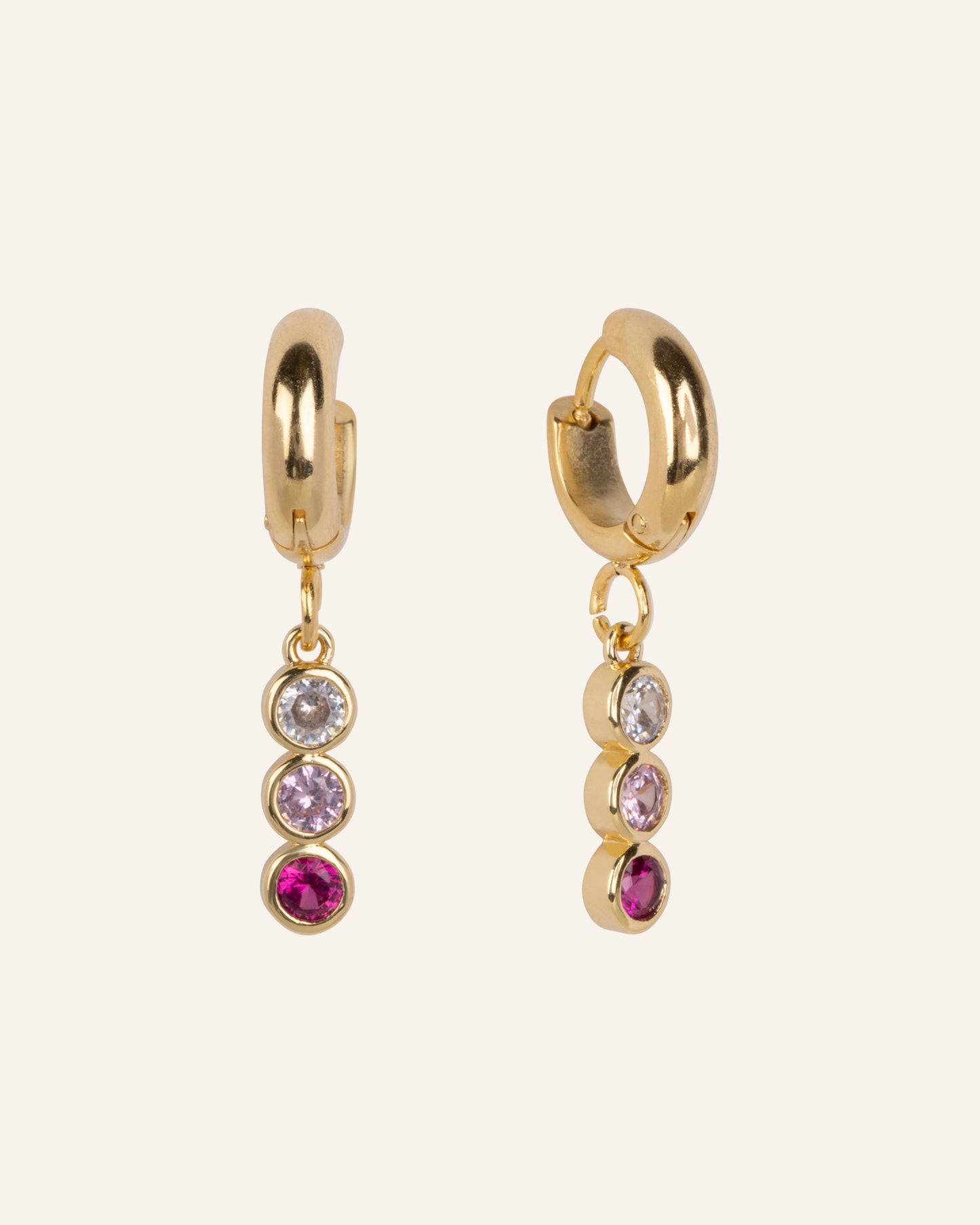 Minimalistische oorringen goud met steentjes roze – MAE.FAE The Label