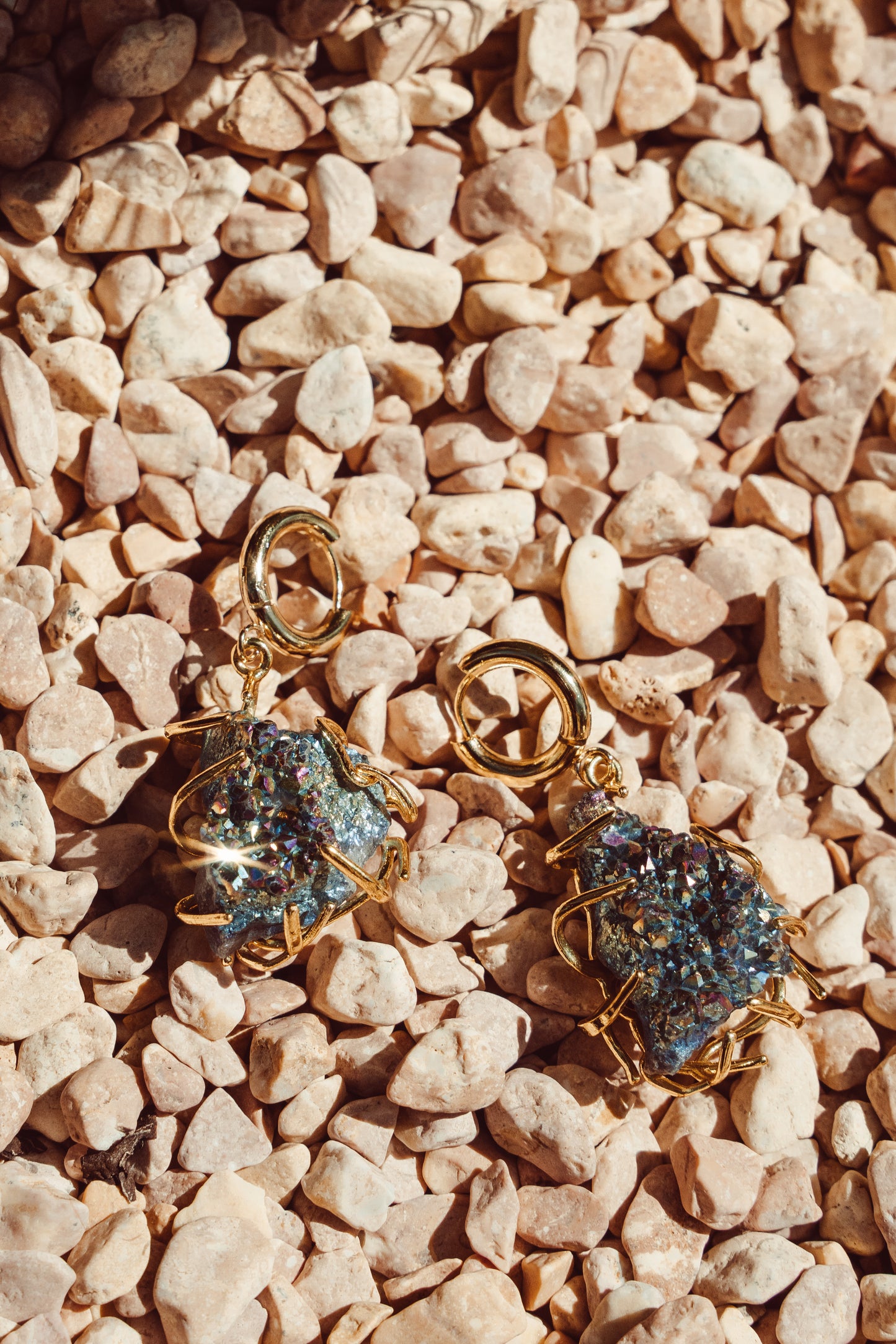 Statement oorringen goud met druzy agaat blauw meerkleurig – MAE.FAE The Label