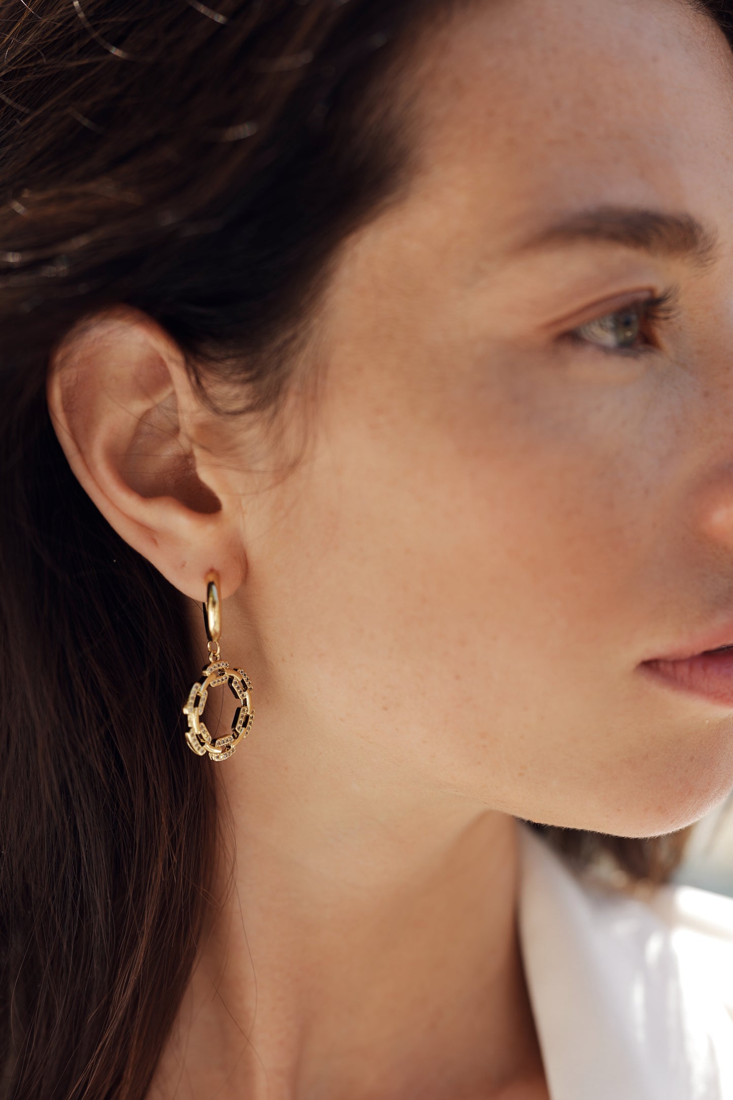 Oorringen goud met schakels zirkonia – MAE.FAE The Label