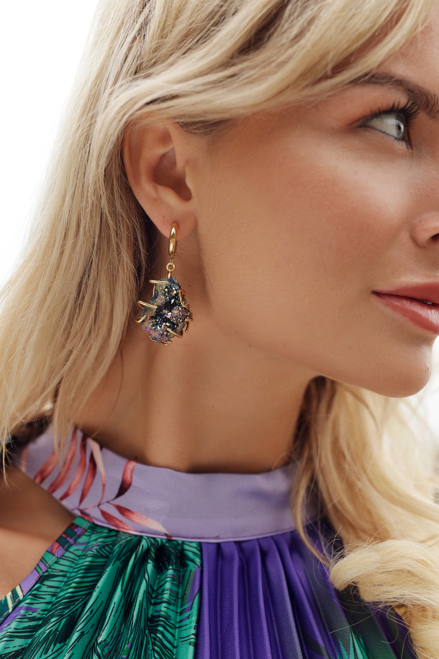 Statement oorringen goud met druzy agaat blauw meerkleurig – MAE.FAE The Label