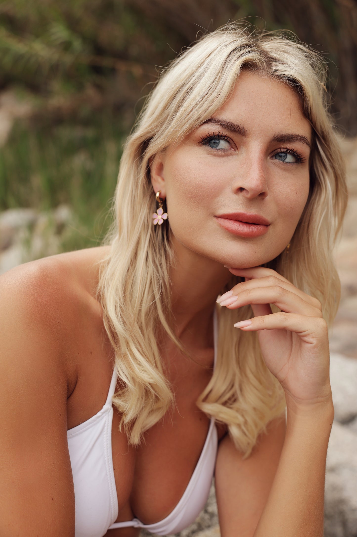 Oorringen goud met bloem lila en roze – MAE.FAE The Label