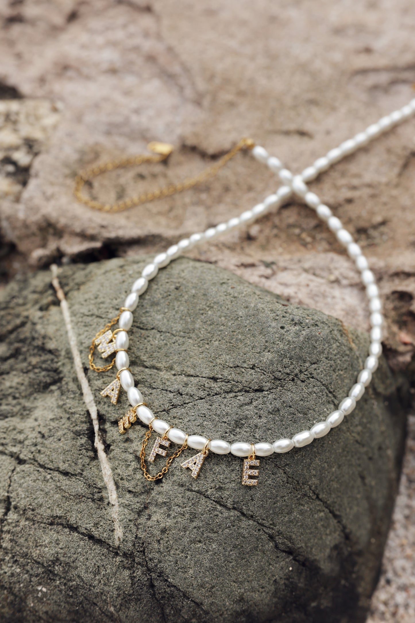 Initial ketting goud met parels en zirkonia