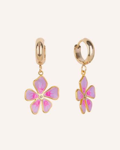 Oorringen goud met bloem lila en roze – MAE.FAE The Label