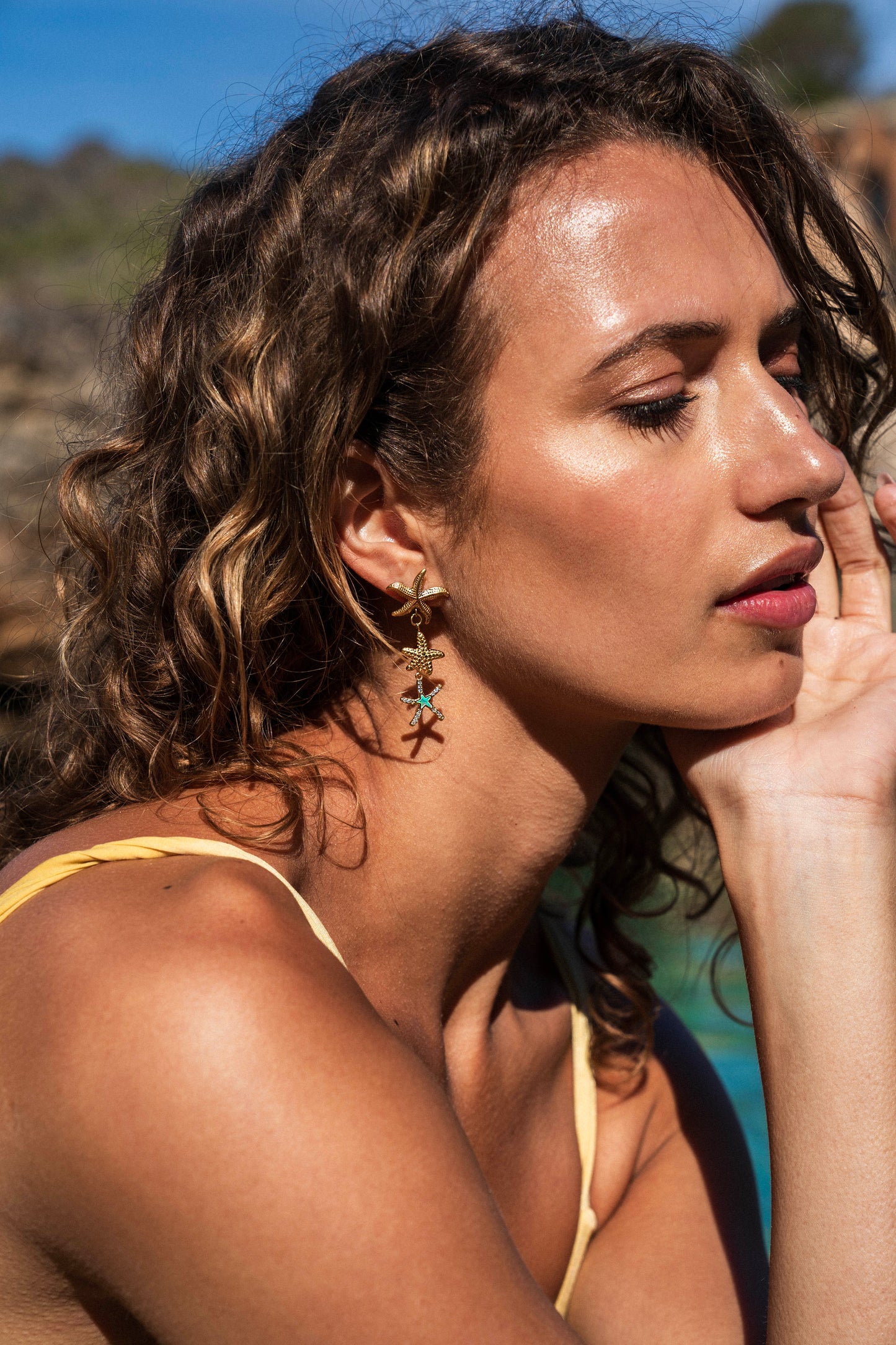 Oorbellen met zeesterren goud, turquoise en zirkonia – MAE.FAE The Label