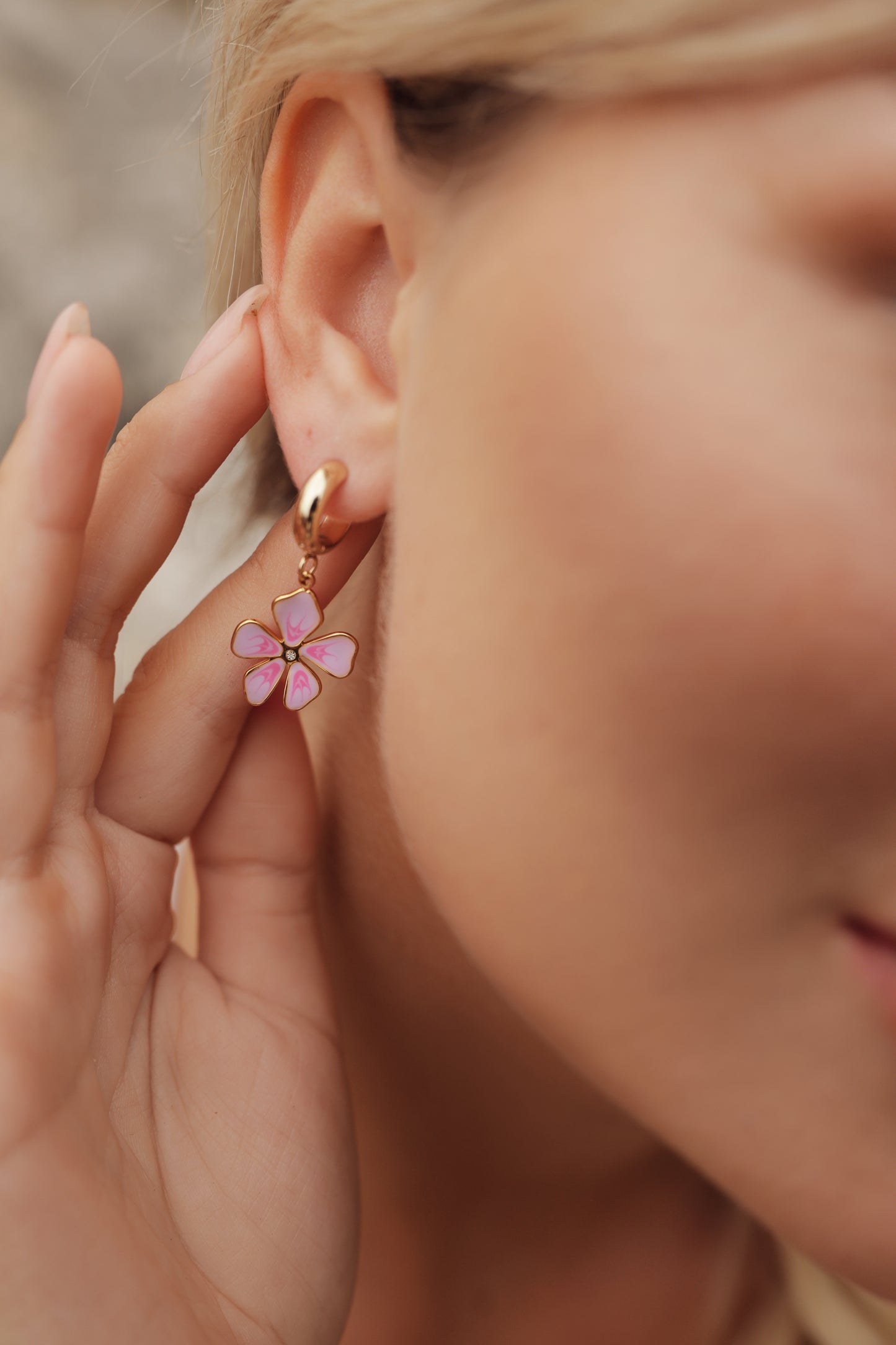Oorringen goud met bloem lila en roze – MAE.FAE The Label