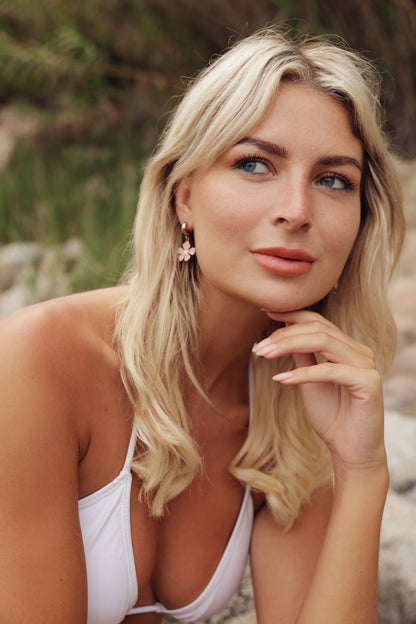 Oorringen goud met bloem lila en roze – MAE.FAE The Label