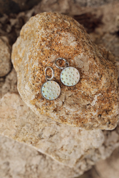 Oorringen zilver met parelmoer steen en imitatie parels – MAE.FAE The Label